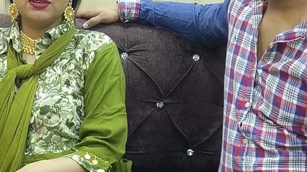 Baap beti sofa par maje me sex karte hue