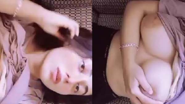 Cute girl boobs daba kar nude selfie leti hui