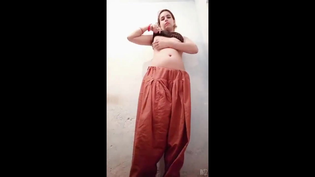 Desi Punjabi girl showing her boobs and ass1480P version