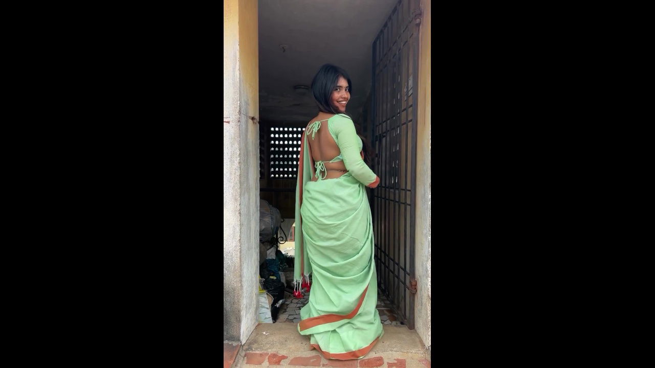 hot Marathi babe sexy navel and tummy in belly chain and green saree