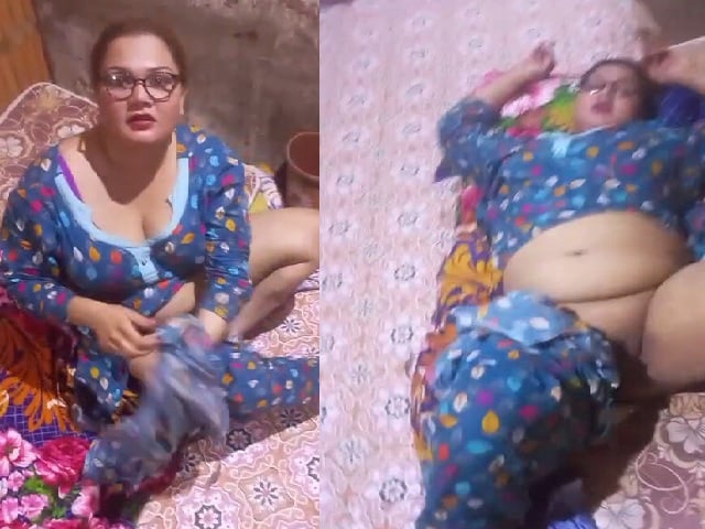 Chubby village slut pussy showing to client with audio